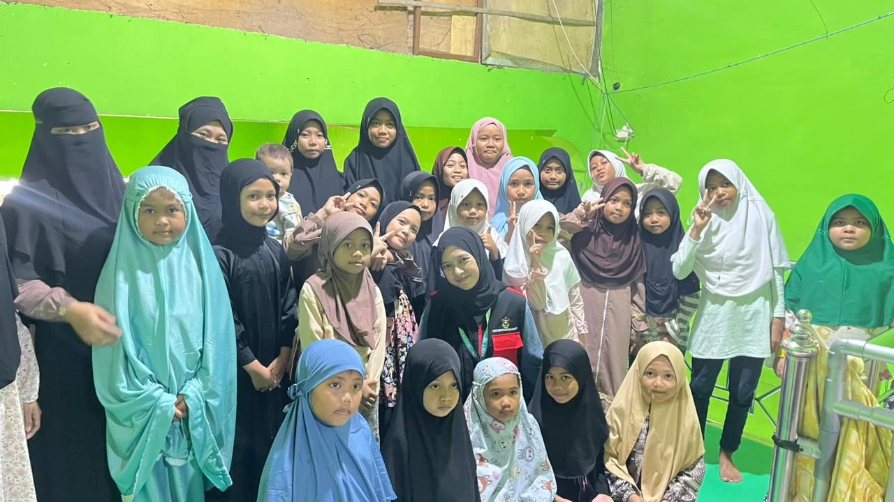 Anak-anak TK/TPA Al-Iqrabar dan Rumah Tahsin Al-Fatah di Kelurahan Majjelling mengikuti pembelajaran literasi bahasa Arab berbasis media visual yang dipandu Rifka Putri Awalia, mahasiswa Sastra Arab Universitas Hasanuddin, dalam suasana belajar yang interaktif, menyenangkan, dan memudahkan mereka mengenal kosa kata dasar secara cepat dan bermakna.